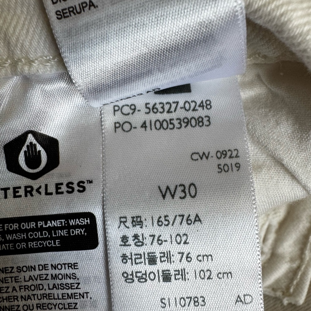 Levi's Classic White Jean Shorts - Picture 5 of 5